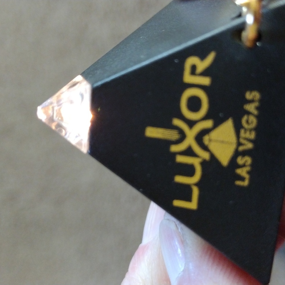 Luxor Las Vegas Light Up Pyramid Keyring Rare - Picture 5 of 6